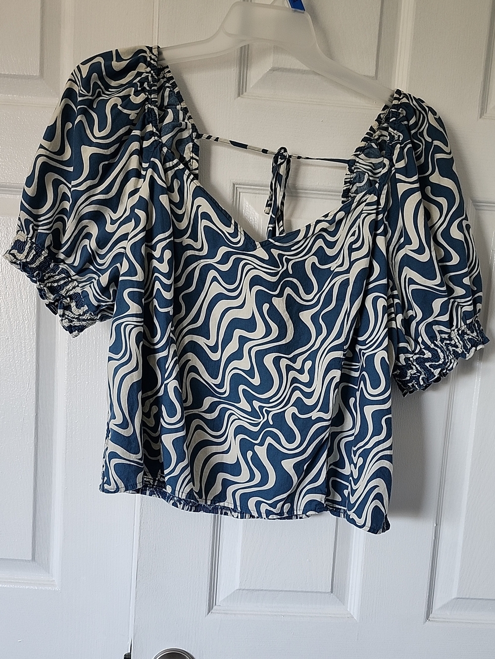 Ava & Viv Blue and White Swirl Puff-Sleeve Tie-Back Top